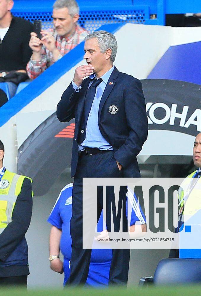 Chelsea s Jose Mourinho looks on dejected Barclays Premier League - Chelsea vs Liverpool - Stamford Bridge - England - 31st October 2015 - Picture David Klein Sportimage .