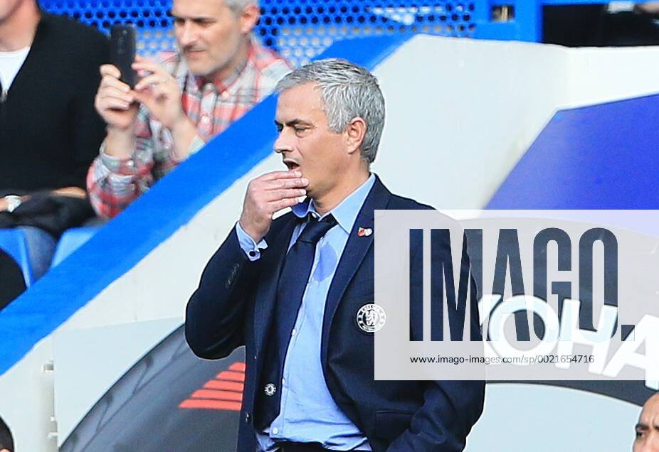 Chelsea s Jose Mourinho looks on dejected Barclays Premier League - Chelsea vs Liverpool - Stamford Bridge - England - 31st October 2015 - Picture David Klein Sportimage .