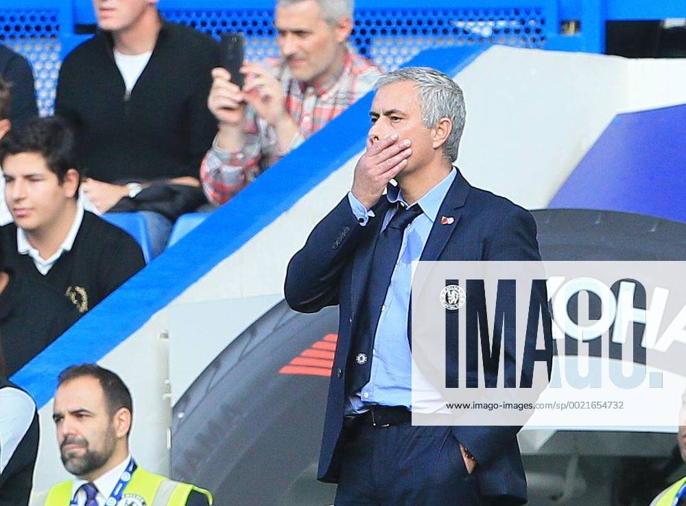 Chelsea s Jose Mourinho looks on dejected Barclays Premier League - Chelsea vs Liverpool - Stamford Bridge - England - 31st October 2015 - Picture David Klein Sportimage .