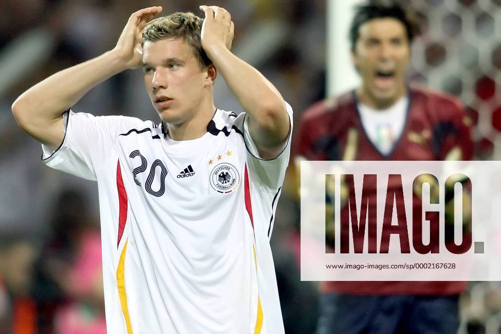 Lukas Podolski (Deutschland) enttäuscht, dahinter staucht Torwart Buffon (Italien) seine Vorderleute zusammen Fußball WM Herren WM 2006, Länderspiel, Nationalteam, Nationaltrikot, Halbfinale, Deutschland - Italien 0:2 n.V. Gruppe Dortmund Enttäuschung, Fußball WM Herren WM 2006, Länderspiel, Nationalteam, Nationaltrikot, Halbfinale, Deutschland - Italien 0:2 n.V. Gruppe Dortmund Enttäuschung,
