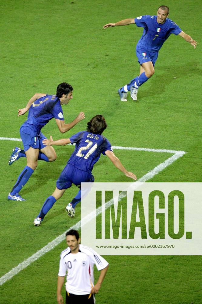Alessandro del Piero (hi.), Fabio Grosso (li.) und Andrea Pirlo (alle Italien) - Torjubel, vorn der enttäuschte Oliver Neuville - Fußball WM Herren WM 2006, Länderspiel, Nationalteam, Halbfinale, Deutschland - Italien 0:2 n.V. Nationaltrikot Gruppe Dortmund Freude, Begeisterung, Fußball WM Herren WM 2006, Länderspiel, Nationalteam, Halbfinale, Deutschland - Italien 0:2 n.V. Nationaltrikot Gruppe Dortmund Freude, Begeisterung,