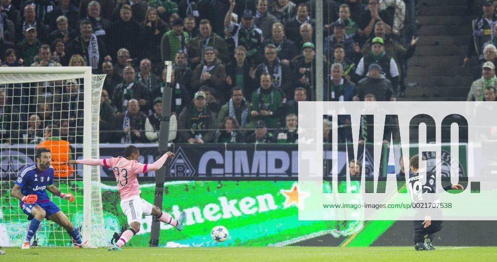 Mönchengladbach, 03.11.2015, Borussia Park Tor zum 1:0 durch Fabian Johnson (BMG) gegen Gianluigi Buffon (Juve), Patrice Evra (Juve) VfL Borussia Mönchengladbach - Juventus Turin mm