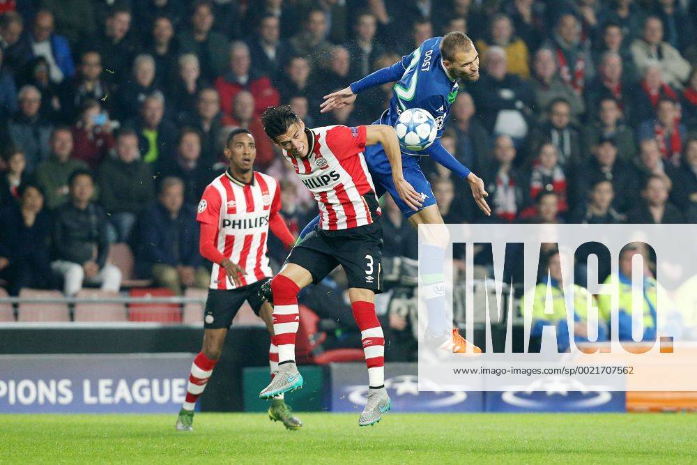 Fußball, Champions League, PSV Eindhoven - VfL Wolfsburg Eindhoven v.l. Hector Moreno ( 3, PSV Eindhoven) mit Bas Dost ( 12, VfL Wolfsburg) PSV Eindhoven - VfL Wolfsburg, Fussball, Champions-League, 03.10.2015,