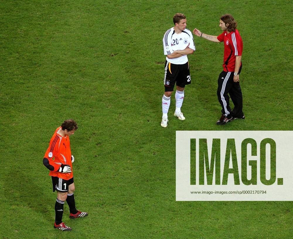 Torsten Frings (re.) tröstet den enttäuschten Lukas Podolski (Mitte), daneben der fassungslose Torwart Jens Lehmann (alle Deutschland) Fußball WM Herren WM 2006, Länderspiel, Nationalteam, Halbfinale, Deutschland, Nationaltrikot Totale Dortmund Fußball WM Herren WM 2006, Länderspiel, Nationalteam, Halbfinale, Deutschland, Nationaltrikot Totale Dortmund