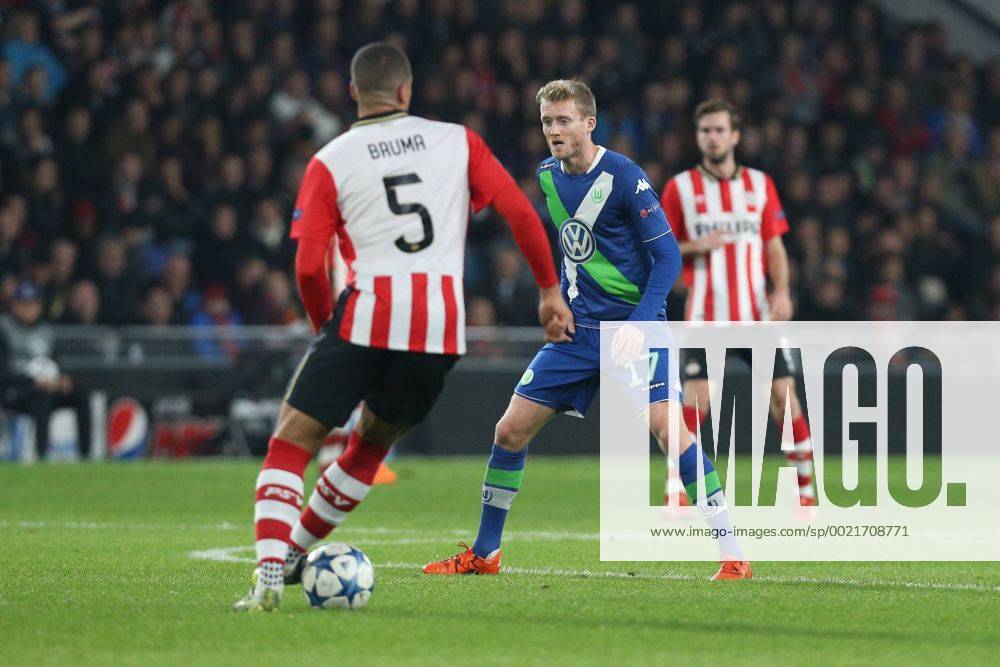 Fußball, Champions League, PSV Eindhoven - VfL Wolfsburg Eindhoven Jeffrey Bruma ( 5, PSV Eindhoven) mit Andre Schuerrle ( 17, VfL Wolfsburg) PSV Eindhoven - VfL Wolfsburg, Fussball, Champions-League, 03.11.2015,