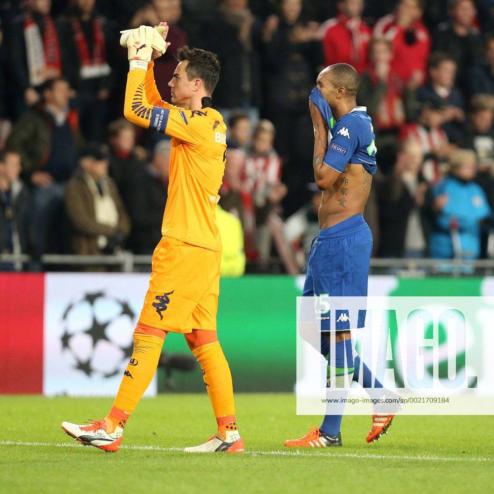 Fußball, Champions League, PSV Eindhoven - VfL Wolfsburg Eindhoven Diego Bengali ( 1, TW, VfL Wolfsburg) und Christian Traesch ( 15, VfL Wolfsburg) PSV Eindhoven - VfL Wolfsburg, Fussball, Champions-League, 03.11.2015,