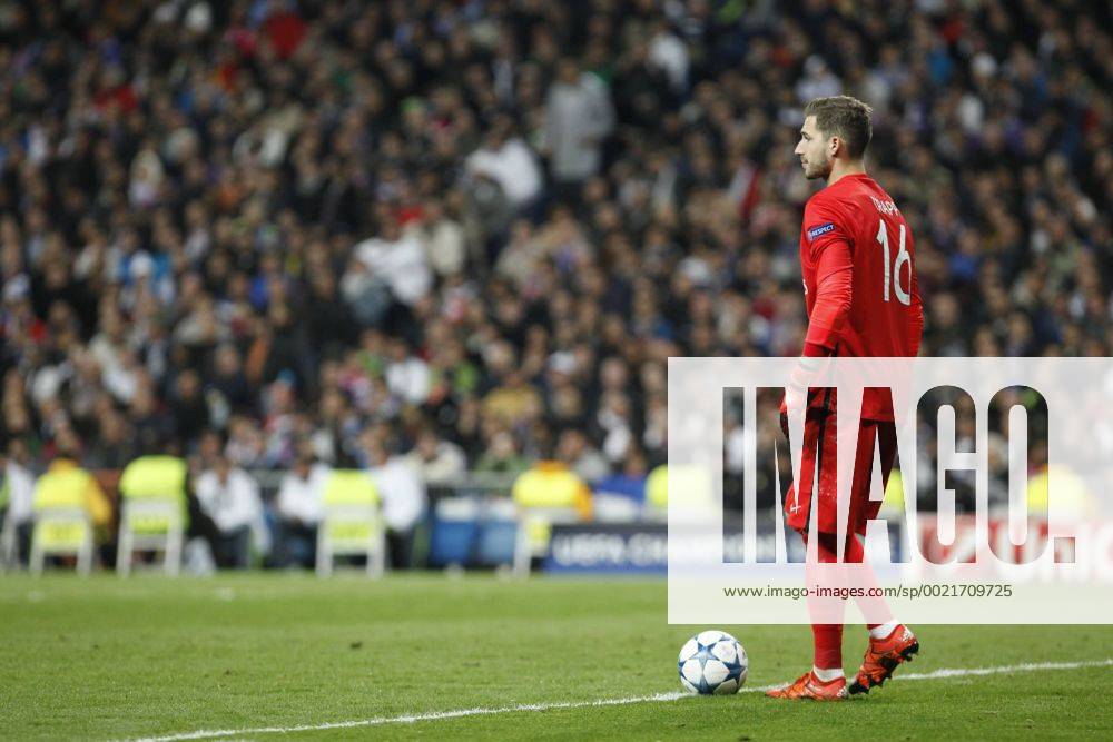 Paris Saint-Germain s Kevin Trapp during Champions League soccer match between Real Madrid and Paris Saint Germain at Santiago Bernabeu stadium in Madrid, Spain. November 03, 2015. (20151103092)