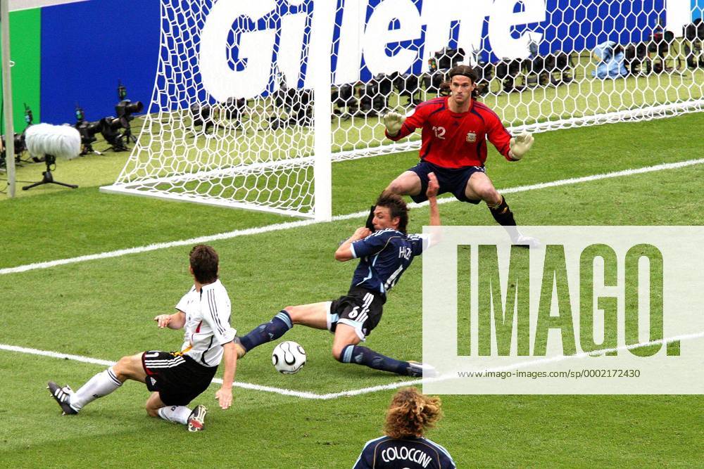 Miroslav Klose (Deutschland, li.) gegen Gabriel Heinze (Argentinien) - (Icon9182017) Fußball WM Herren WM 2006, Länderspiel, Nationalteam, Viertelfinale, Nationaltrikot, Deutschland - Argentinien 5:3 n.E Gruppe Berlin Dynamik, Abwehr,, Fußball WM Herren WM 2006, Länderspiel, Nationalteam, Viertelfinale, Nationaltrikot, Deutschland - Argentinien 5:3 n.E Gruppe Berlin Dynamik, Abwehr,,