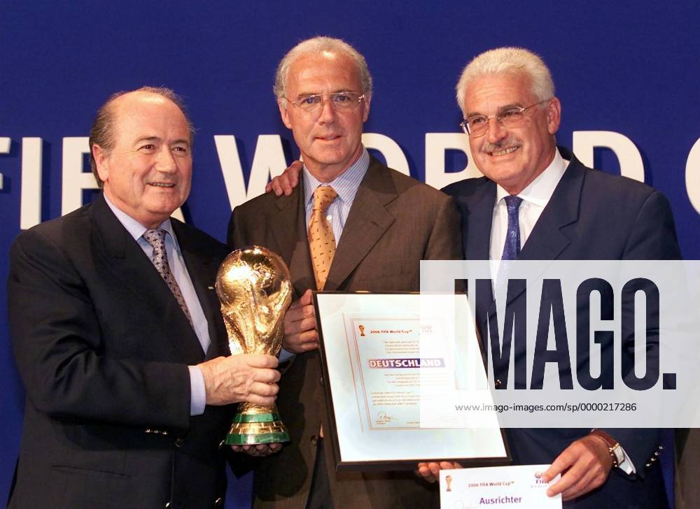 FIFA-Präsident Sepp Blatter (Schweiz, v.l.) überreicht die Ausrichterurkunde und den WM-Pokal an DFB-Koordinator Fedor Radmann und DFB-Vizepräsident Franz Beckenbauer Fußball Herren Weltfußballverband 2000, WM-Vergabe 2006, Weltmeisterschaftsvergabe, Ausrichtung, Ausrichter Gruppe Messe Zürich, FIFA Zürich, Bewerbung