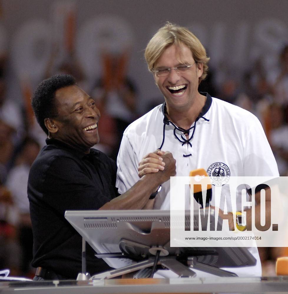 ZDF Fußballexperte Jürgen Klopp (Deutschland, re.) und Pele (Brasilien) gut gelaunt in der ZDF Arena Fußball WM Herren WM 2006, ZDF Arena, Trainer FSV Mainz 05 Gruppe Berlin, SonyCenter, Sony Center Freude, Fußball WM Herren WM 2006, ZDF Arena, Trainer FSV Mainz 05 Gruppe Berlin, SonyCenter, Sony Center Freude,