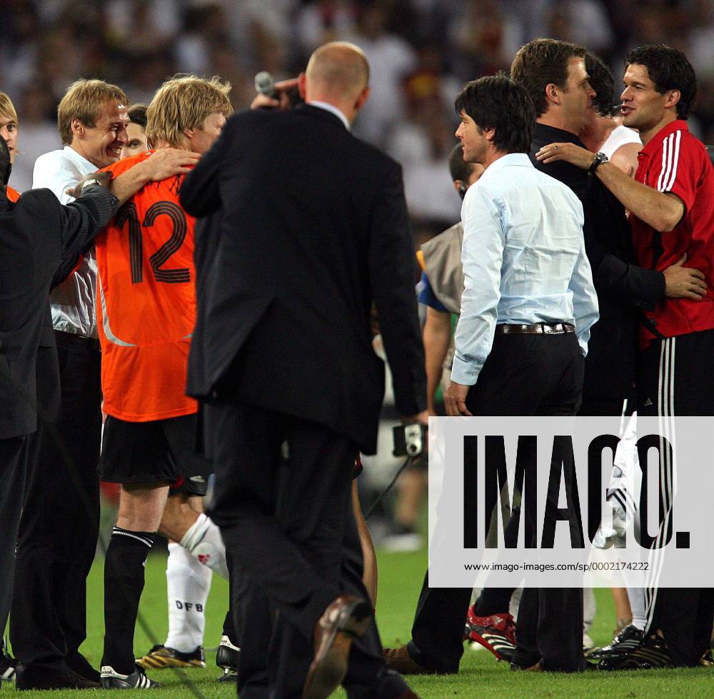 Bundestrainer Jürgen Klinsmann (li.) teilt seine Freude mit Torwart Oliver Kahn (2.v.li.), Teammanager Oliver Bierhoff (2.v.re.) mit Michael Ballack (re.), Co Trainer Joachim Löw (alle Deutschland) sucht noch Anschluss Fußball WM Herren WM 2006, Länderspiel, Nationalteam, Spiel um Platz 3, Nationaltrikot Gruppe Stuttgart Fußball WM Herren WM 2006, Länderspiel, Nationalteam, Spiel um Platz 3, Nationaltrikot Gruppe Stuttgart