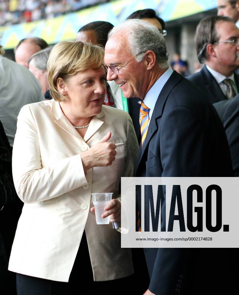 OK Präsident Franz Beckenbauer und Bundeskanzlerin Angela Merkel (CDU beide Deutschland) am Rande des WM Finales - Fußball Herren WM 2006, Länderspiel, Nationalteam, Finale, Endspiel, Ehrengast, Ehrengäste, Zuschauer, Tribüne Gruppe Berlin Freude, Fußball Herren WM 2006, Länderspiel, Nationalteam, Finale, Endspiel, Ehrengast, Ehrengäste, Zuschauer, Tribüne Gruppe Berlin Freude,