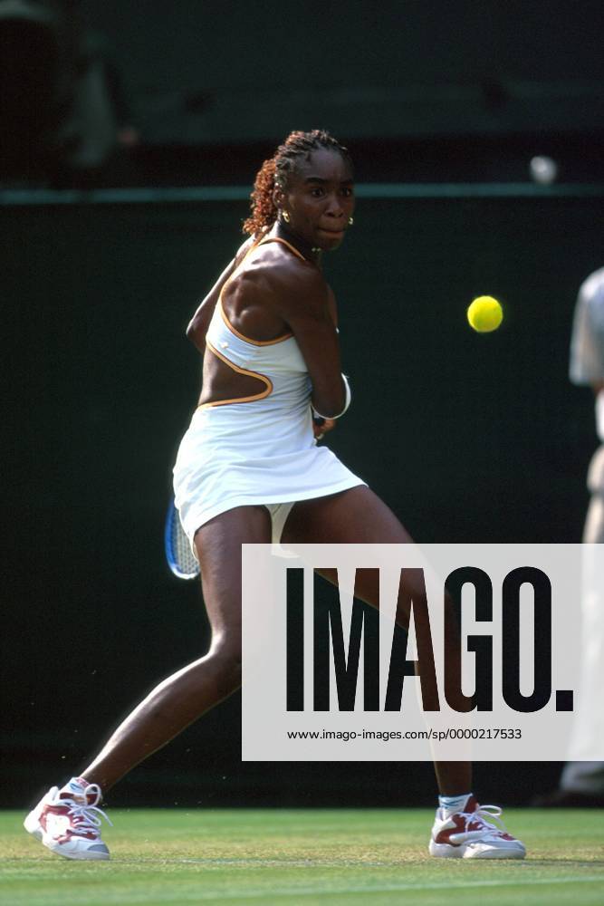 Venus Williams (USA) - beidhändige Rückhand Tennis Damen All England Championships 2000, Grand Slam, WTA-Tour, Rasentennis, Rasenturnier, Rasen Einzelbild Wimbledon London Dynamik,