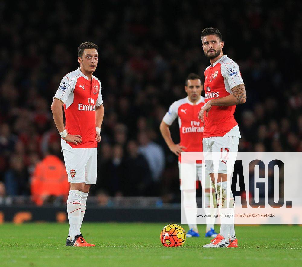 Arsenal s Mesut Ozil and Olivier Giroud look on dejected after going 1-0 down Barclays Premier League - Arsenal vs Tottenham Hotspur - Emirates Stadium - England - 8th November 2015 - Picture David Klein Sportimage .