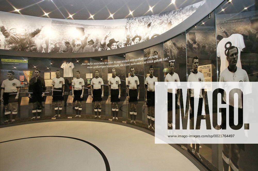Fussball Nationalmannschaft, Deutsches Fussballmuseum in Dortmund. Die Spieler der Mannschaft von damals in lebensgroßen Figuren.
