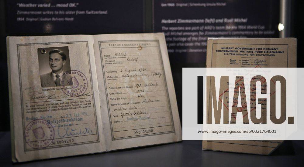 Fussball Nationalmannschaft, Deutsches Fussballmuseum in Dortmund. Pass des Journalisten Michel Rudolf der Live von der WM 1954 berichtete