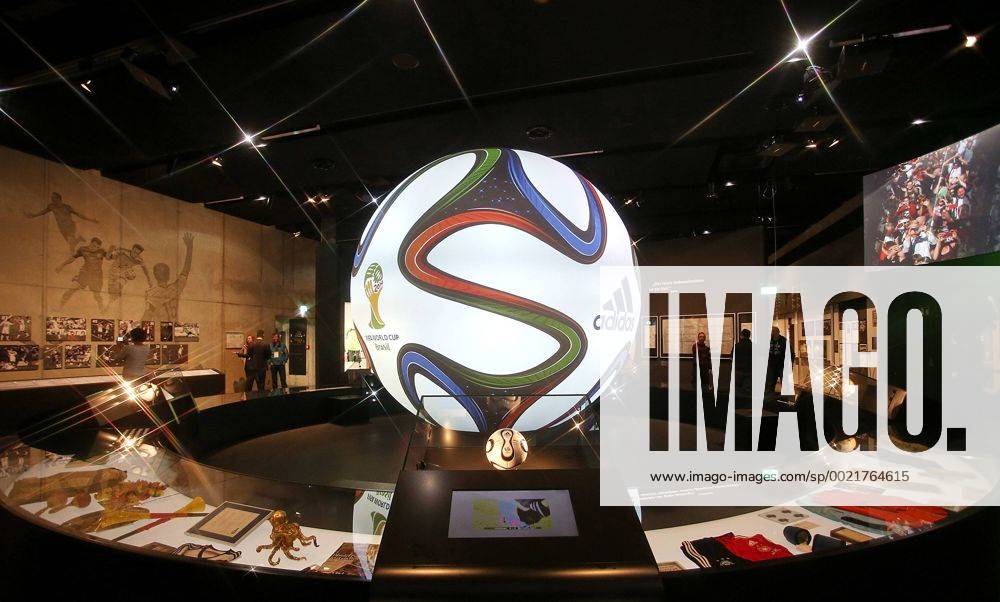 Fussball Nationalmannschaft, Deutsches Fussballmuseum in Dortmund. Brazuca der offizielle Spielball der WM 2014 in Brasilien