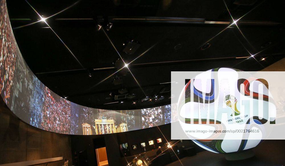 Fussball Nationalmannschaft, Deutsches Fussballmuseum in Dortmund. Brazuca der offizielle Spielball der WM 2014 in Brasilien