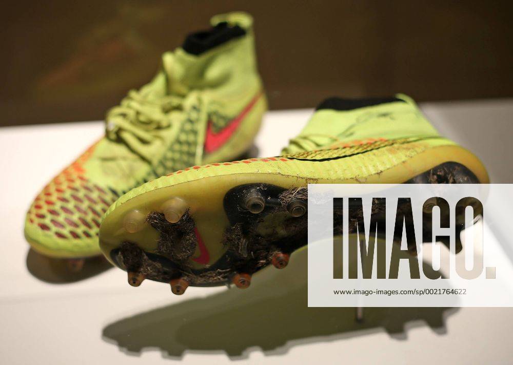Fussball Nationalmannschaft, Deutsches Fussballmuseum in Dortmund. moderner Fußballschuh