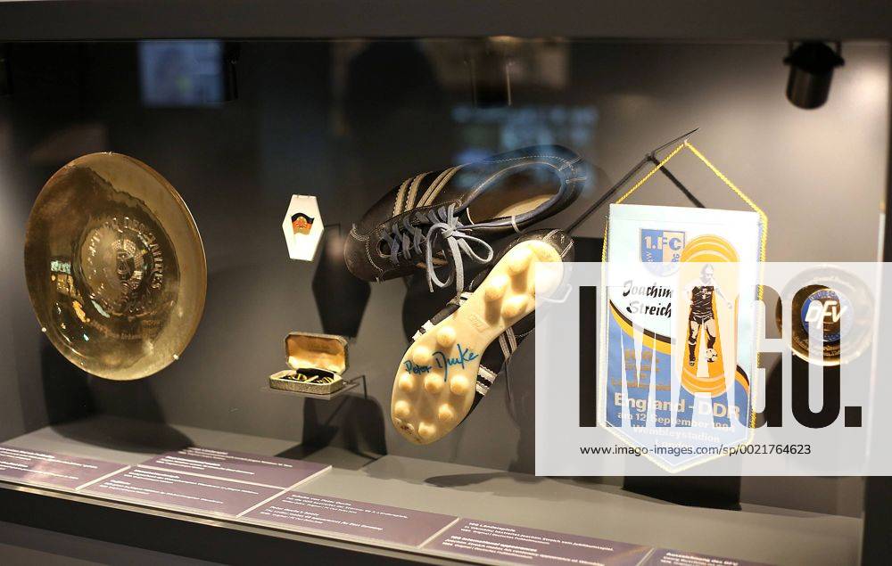 Fussball Nationalmannschaft, Deutsches Fussballmuseum in Dortmund. Ausstellungsstücke zum DDR Fußball