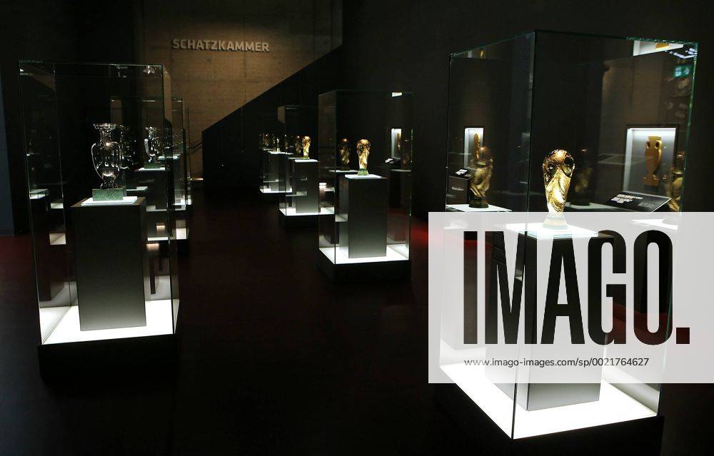 Fussball Nationalmannschaft, Deutsches Fussballmuseum in Dortmund. Schatzkammer mit Weltmeisterpokal und Europameisterpokal