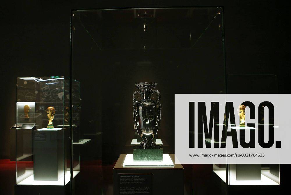 Fussball Nationalmannschaft, Deutsches Fussballmuseum in Dortmund. Schatzkammer mit Weltmeisterpokal und Europameisterpokal