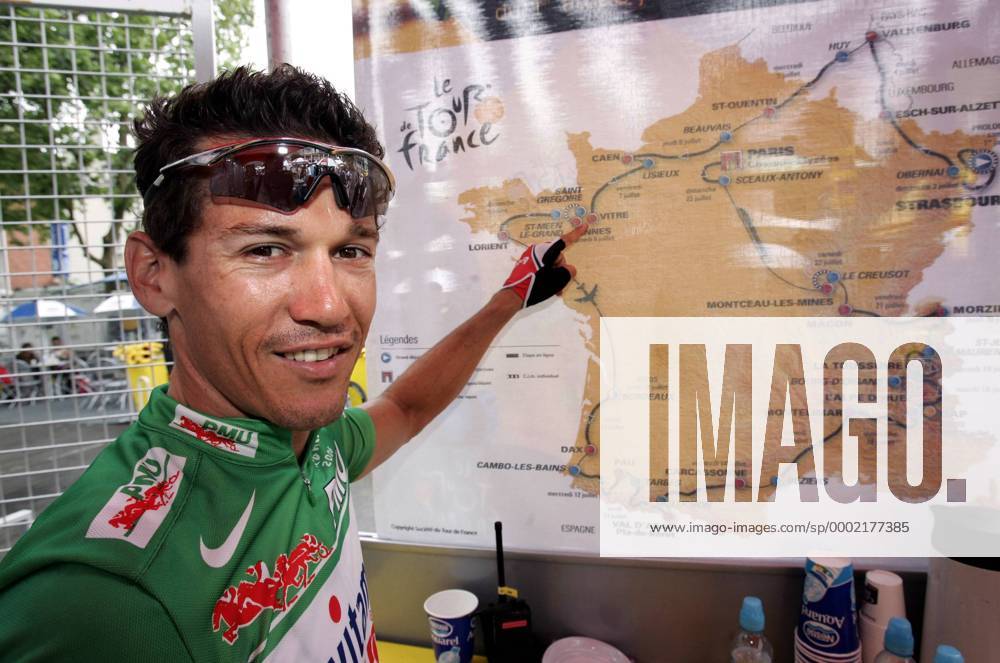 Robbie McEwen (Australien Davitamon Lotto) zeigt uns Vitre, den Ankunftsort der 6. Tour de France Etappe - Radsport Herren 93. Tour de France 2006, ProTour, Straßenradsport, Straße, Rad, Einzelbild 6. Etappe: Lisieux - Vitre Radsport Herren 93. Tour de France 2006, ProTour, Straßenradsport, Straße, Rad, Einzelbild 6. Etappe: Lisieux - Vitre