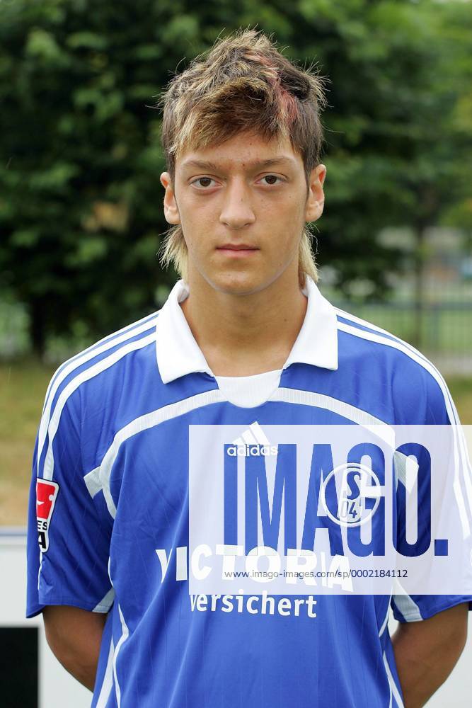 WM 2018, DFB Kader damals und heute Mesut Özil (FC Schalke 04) Fußball 1. BL Herren Saison 2006 2007, Vorstellung, Präsentation, Pressetermin, Porträttermin Porträt Gelsenkirchen Fußball 1. BL Herren Saison 2006 2007, Vorstellung, Präsentation, Pressetermin, Porträttermin Porträt Gelsenkirchen