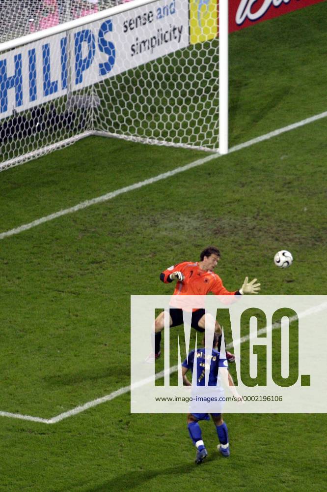 Alessandro del Piero (Italien) erzielt den Treffer zum 0:2 gegen Torwart Jens Lehmann (Deutschland) - Serie (1 4) Fußball WM Herren WM 2006, Länderspiel, Nationalteam, Halbfinale, Nationaltrikot, Deutschland - Italien 0:2 n.V. Gruppe Dortmund Dynamik, Fußball WM Herren WM 2006, Länderspiel, Nationalteam, Halbfinale, Nationaltrikot, Deutschland - Italien 0:2 n.V. Gruppe Dortmund Dynamik,