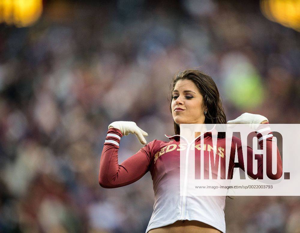 Nov. 29, 2015 - Landover, Maryland, U.S - Redskin cheerleaders perform during the game between the New York Giants and the Washington Redskins. The Redskins beat the Giants 20-14 at FedEx Field in Landover, Maryland. NFL American Football Herren USA 2015 - Redskins beat Giants 20-14 - ZUMAr118