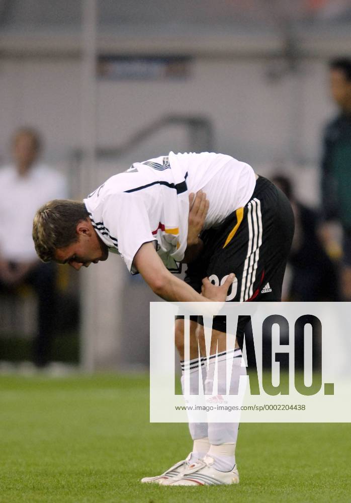 Lukas Podolski (Deutschland) enttäuscht nach dem Halbfinalaus Fußball WM Herren WM 2006, Länderspiel, Nationalteam, Nationaltrikot, Halbfinale Einzelbild Dortmund Erschöpfung, Fußball WM Herren WM 2006, Länderspiel, Nationalteam, Nationaltrikot, Halbfinale Einzelbild Dortmund Erschöpfung,