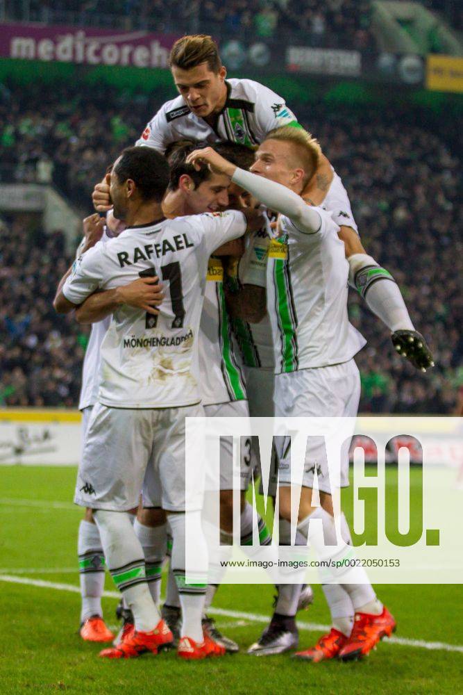 Moenchengladbach Raffael (Borussia Moenchengladbach 11), Lars Stindl (Borussia Moenchengladbach 13), Granit Xhaka (Borussia Moenchengladbach 34) und Oscar Wendt (Borussia Moenchengladbach 17) beim Torjubel nach dem Treffer zum 2:0 beim Fussball Bundesligaspiel zwischen Borussia Moenchengladbach und dem FC Bayern Muenchen am 05.12.2015,