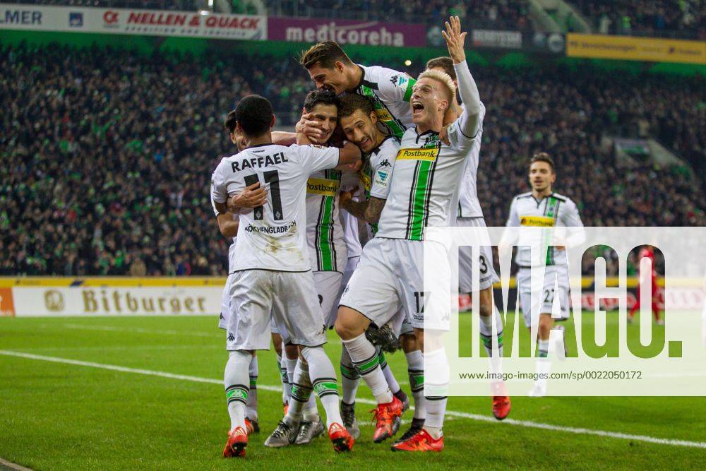 Moenchengladbach Raffael (Borussia Moenchengladbach 11), Lars Stindl (Borussia Moenchengladbach 13), Fabian Johnson (Borussia Moenchengladbach 19), Granit Xhaka (Borussia Moenchengladbach 34), Oscar Wendt (Borussia Moenchengladbach 17) beim Torjubel nach dem Treffer zum 2:0 beim Fussball Bundesligaspiel zwischen Borussia Moenchengladbach und dem FC Bayern Muenchen am 05.12.2015,
