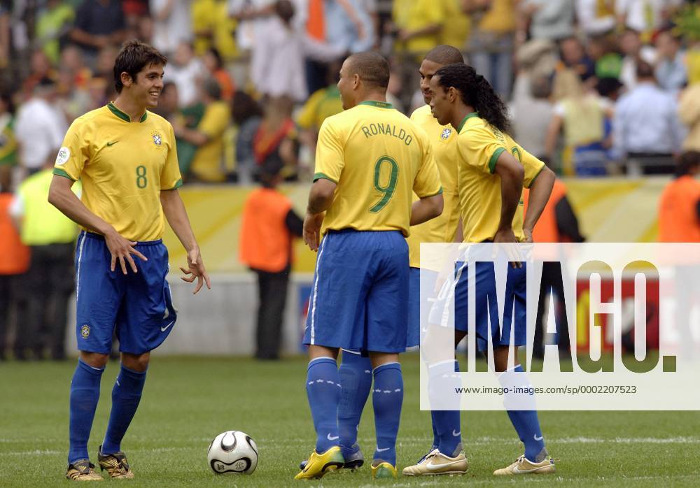 Versammlung der Brasilianer v.li.: Kaka, Ronaldo, Adriano und Ronaldinho um den Ball - Fußball WM Herren WM 2006, Länderspiel, Nationalteam, Achtelfinale, Nationaltrikot Gruppe Dortmund Freude, Fußball WM Herren WM 2006, Länderspiel, Nationalteam, Achtelfinale, Nationaltrikot Gruppe Dortmund Freude,