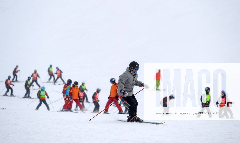 Olympia 2022, Fotostory Ski-Resort Zhangjiakou People enjoy skiing at a ski resort in Chongli county, Zhangjiakou city, north China s Hebei province, 3 December 2015. Having competed at the Winter Olympics twice since 2010, Norwegian snowboarder Stale Sandbech is familiar with world-class ski resorts. But the experience of training at the Genting Resort Secret Garden in Zhangjiakou, Hebei province, went beyond his expectations. As a proposed venue for snow sports in Beijing s 2022 Olympics plan, Secret Garden, a ski and tourism complex in Zhangjiakou s Chongli county, about 220 kilometers northwest of Beijing, has finished the initial design for freestyle skiing and snowboarding, and will cooperate with foreign event and resort operators to complete the rest of its facilities to high standards, the resort announced last week. The two snow events will be held on refurbished trails and at a new snowboard park designed by Ecosign, a Canadian resort-planning company that served the 2010 and 2014 Winter Olympics. The park will have Asia s biggest half-pipe and International Ski Federation-standard slopestyle courses, according to the resort s plan. Ski resort in Zhangjiakou on track for world-class status 20151207_14853