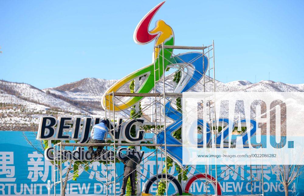 Olympia 2022, Fotostory Ski-Resort Zhangjiakou Chinese workers install lights on a sign of the 2022 Winter Olympics in Chongli county, Zhangjiakou city, north China s Hebei province, 4 December 2015. Having competed at the Winter Olympics twice since 2010, Norwegian snowboarder Stale Sandbech is familiar with world-class ski resorts. But the experience of training at the Genting Resort Secret Garden in Zhangjiakou, Hebei province, went beyond his expectations. As a proposed venue for snow sports in Beijing s 2022 Olympics plan, Secret Garden, a ski and tourism complex in Zhangjiakou s Chongli county, about 220 kilometers northwest of Beijing, has finished the initial design for freestyle skiing and snowboarding, and will cooperate with foreign event and resort operators to complete the rest of its facilities to high standards, the resort announced last week. The two snow events will be held on refurbished trails and at a new snowboard park designed by Ecosign, a Canadian resort-planning company that served the 2010 and 2014 Winter Olympics. The park will have Asia s biggest half-pipe and International Ski Federation-standard slopestyle courses, according to the resort s plan. Ski resort in Zhangjiakou on track for world-class status 20151207_37147