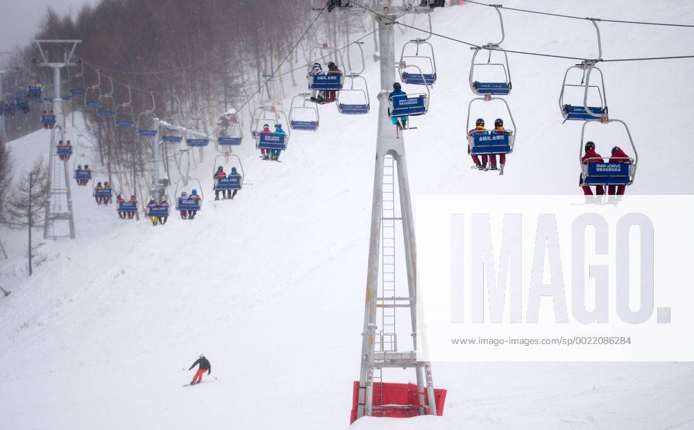 Olympia 2022, Fotostory Ski-Resort Zhangjiakou People take cable cars to go uphill to enjoy skiing at a ski resort in Chongli county, Zhangjiakou city, north China s Hebei province, 3 December 2015. Having competed at the Winter Olympics twice since 2010, Norwegian snowboarder Stale Sandbech is familiar with world-class ski resorts. But the experience of training at the Genting Resort Secret Garden in Zhangjiakou, Hebei province, went beyond his expectations. As a proposed venue for snow sports in Beijing s 2022 Olympics plan, Secret Garden, a ski and tourism complex in Zhangjiakou s Chongli county, about 220 kilometers northwest of Beijing, has finished the initial design for freestyle skiing and snowboarding, and will cooperate with foreign event and resort operators to complete the rest of its facilities to high standards, the resort announced last week. The two snow events will be held on refurbished trails and at a new snowboard park designed by Ecosign, a Canadian resort-planning company that served the 2010 and 2014 Winter Olympics. The park will have Asia s biggest half-pipe and International Ski Federation-standard slopestyle courses, according to the resort s plan. Ski resort in Zhangjiakou on track for world-class status 20151207_37151