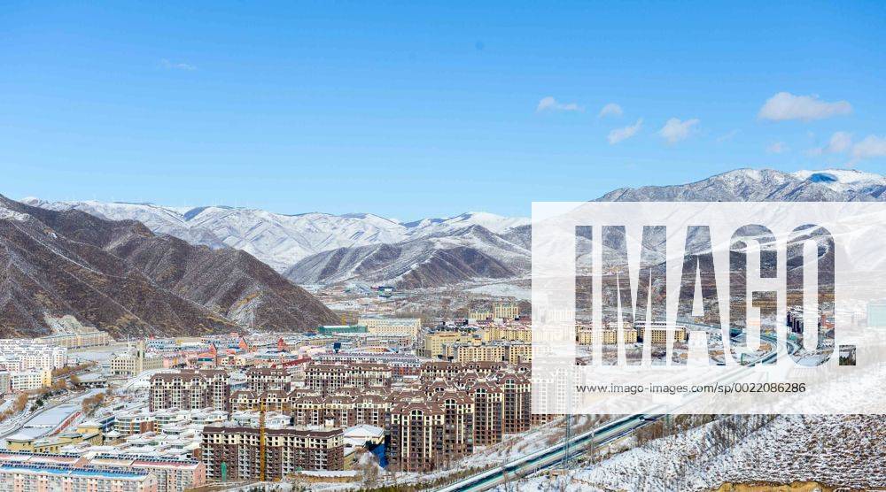 Olympia 2022, Fotostory Ski-Resort Zhangjiakou View of new residential apartment buildings in Chongli county, Zhangjiakou city, north China s Hebei province, 4 December 2015. Having competed at the Winter Olympics twice since 2010, Norwegian snowboarder Stale Sandbech is familiar with world-class ski resorts. But the experience of training at the Genting Resort Secret Garden in Zhangjiakou, Hebei province, went beyond his expectations. As a proposed venue for snow sports in Beijing s 2022 Olympics plan, Secret Garden, a ski and tourism complex in Zhangjiakou s Chongli county, about 220 kilometers northwest of Beijing, has finished the initial design for freestyle skiing and snowboarding, and will cooperate with foreign event and resort operators to complete the rest of its facilities to high standards, the resort announced last week. The two snow events will be held on refurbished trails and at a new snowboard park designed by Ecosign, a Canadian resort-planning company that served the 2010 and 2014 Winter Olympics. The park will have Asia s biggest half-pipe and International Ski Federation-standard slopestyle courses, according to the resort s plan. Ski resort in Zhangjiakou on track for world-class status 20151207_37162