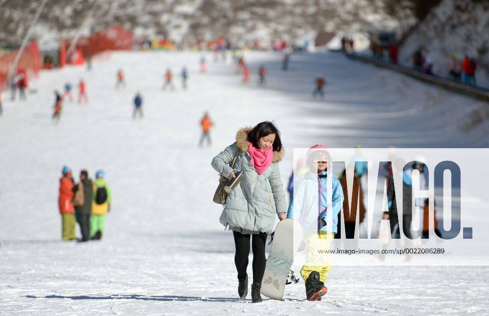 Olympia 2022, Fotostory Ski-Resort Zhangjiakou People enjoy skiing and snowboarding at a ski resort in Chongli county, Zhangjiakou city, north China s Hebei province, 5 December 2015. Having competed at the Winter Olympics twice since 2010, Norwegian snowboarder Stale Sandbech is familiar with world-class ski resorts. But the experience of training at the Genting Resort Secret Garden in Zhangjiakou, Hebei province, went beyond his expectations. As a proposed venue for snow sports in Beijing s 2022 Olympics plan, Secret Garden, a ski and tourism complex in Zhangjiakou s Chongli county, about 220 kilometers northwest of Beijing, has finished the initial design for freestyle skiing and snowboarding, and will cooperate with foreign event and resort operators to complete the rest of its facilities to high standards, the resort announced last week. The two snow events will be held on refurbished trails and at a new snowboard park designed by Ecosign, a Canadian resort-planning company that served the 2010 and 2014 Winter Olympics. The park will have Asia s biggest half-pipe and International Ski Federation-standard slopestyle courses, according to the resort s plan. Ski resort in Zhangjiakou on track for world-class status 20151207_51833