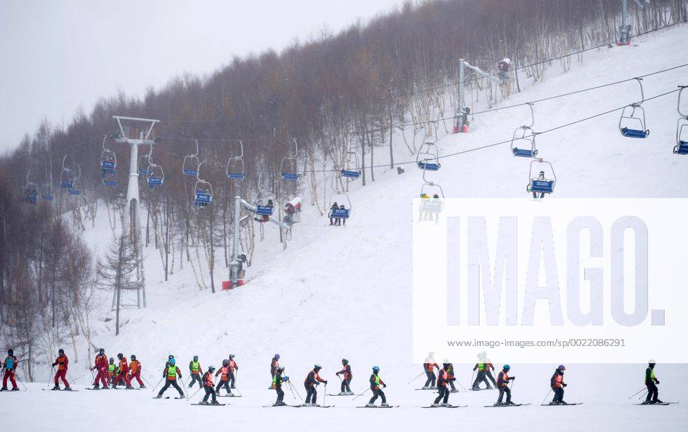 Olympia 2022, Fotostory Ski-Resort Zhangjiakou People enjoy skiing at a ski resort in Chongli county, Zhangjiakou city, north China s Hebei province, 3 December 2015. Having competed at the Winter Olympics twice since 2010, Norwegian snowboarder Stale Sandbech is familiar with world-class ski resorts. But the experience of training at the Genting Resort Secret Garden in Zhangjiakou, Hebei province, went beyond his expectations. As a proposed venue for snow sports in Beijing s 2022 Olympics plan, Secret Garden, a ski and tourism complex in Zhangjiakou s Chongli county, about 220 kilometers northwest of Beijing, has finished the initial design for freestyle skiing and snowboarding, and will cooperate with foreign event and resort operators to complete the rest of its facilities to high standards, the resort announced last week. The two snow events will be held on refurbished trails and at a new snowboard park designed by Ecosign, a Canadian resort-planning company that served the 2010 and 2014 Winter Olympics. The park will have Asia s biggest half-pipe and International Ski Federation-standard slopestyle courses, according to the resort s plan. Ski resort in Zhangjiakou on track for world-class status 20151207_68398