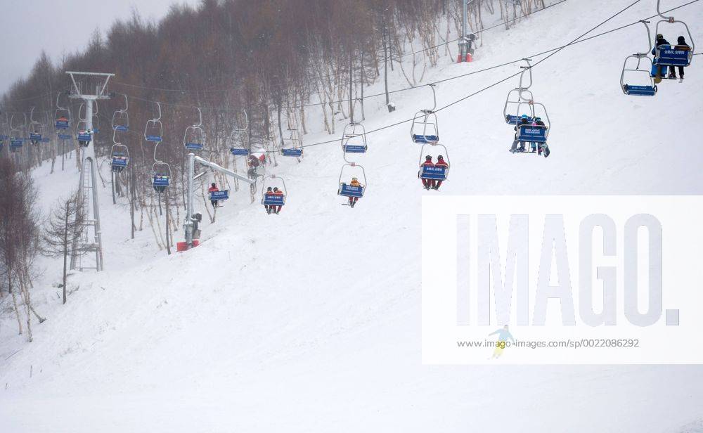 Olympia 2022, Fotostory Ski-Resort Zhangjiakou People take cable cars to go uphill to enjoy skiing at a ski resort in Chongli county, Zhangjiakou city, north China s Hebei province, 3 December 2015. Having competed at the Winter Olympics twice since 2010, Norwegian snowboarder Stale Sandbech is familiar with world-class ski resorts. But the experience of training at the Genting Resort Secret Garden in Zhangjiakou, Hebei province, went beyond his expectations. As a proposed venue for snow sports in Beijing s 2022 Olympics plan, Secret Garden, a ski and tourism complex in Zhangjiakou s Chongli county, about 220 kilometers northwest of Beijing, has finished the initial design for freestyle skiing and snowboarding, and will cooperate with foreign event and resort operators to complete the rest of its facilities to high standards, the resort announced last week. The two snow events will be held on refurbished trails and at a new snowboard park designed by Ecosign, a Canadian resort-planning company that served the 2010 and 2014 Winter Olympics. The park will have Asia s biggest half-pipe and International Ski Federation-standard slopestyle courses, according to the resort s plan. Ski resort in Zhangjiakou on track for world-class status 20151207_68399