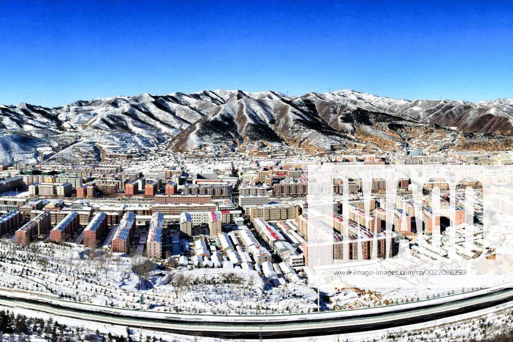 Olympia 2022, Fotostory Ski-Resort Zhangjiakou Cityscape of snow-blanketed Chongli county, Zhangjiakou city, north China s Hebei province, 4 December 2015. Having competed at the Winter Olympics twice since 2010, Norwegian snowboarder Stale Sandbech is familiar with world-class ski resorts. But the experience of training at the Genting Resort Secret Garden in Zhangjiakou, Hebei province, went beyond his expectations. As a proposed venue for snow sports in Beijing s 2022 Olympics plan, Secret Garden, a ski and tourism complex in Zhangjiakou s Chongli county, about 220 kilometers northwest of Beijing, has finished the initial design for freestyle skiing and snowboarding, and will cooperate with foreign event and resort operators to complete the rest of its facilities to high standards, the resort announced last week. The two snow events will be held on refurbished trails and at a new snowboard park designed by Ecosign, a Canadian resort-planning company that served the 2010 and 2014 Winter Olympics. The park will have Asia s biggest half-pipe and International Ski Federation-standard slopestyle courses, according to the resort s plan. Ski resort in Zhangjiakou on track for world-class status 20151207_68400