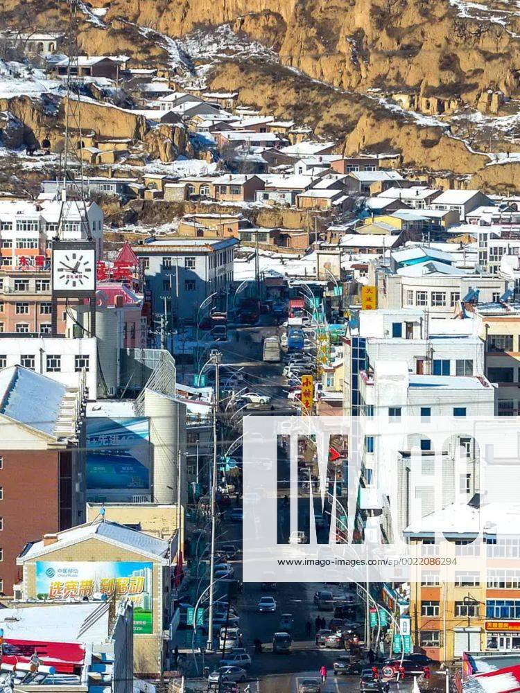 Olympia 2022, Fotostory Ski-Resort Zhangjiakou Cityscape of Chongli county, Zhangjiakou city, north China s Hebei province, 4 December 2015. Having competed at the Winter Olympics twice since 2010, Norwegian snowboarder Stale Sandbech is familiar with world-class ski resorts. But the experience of training at the Genting Resort Secret Garden in Zhangjiakou, Hebei province, went beyond his expectations. As a proposed venue for snow sports in Beijing s 2022 Olympics plan, Secret Garden, a ski and tourism complex in Zhangjiakou s Chongli county, about 220 kilometers northwest of Beijing, has finished the initial design for freestyle skiing and snowboarding, and will cooperate with foreign event and resort operators to complete the rest of its facilities to high standards, the resort announced last week. The two snow events will be held on refurbished trails and at a new snowboard park designed by Ecosign, a Canadian resort-planning company that served the 2010 and 2014 Winter Olympics. The park will have Asia s biggest half-pipe and International Ski Federation-standard slopestyle courses, according to the resort s plan. Ski resort in Zhangjiakou on track for world-class status 20151207_68409