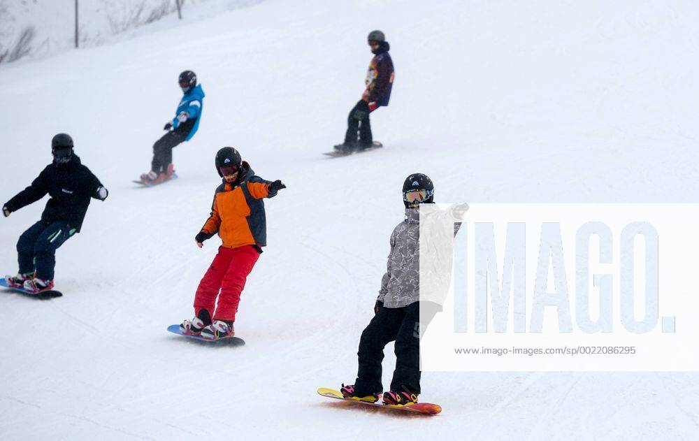 Olympia 2022, Fotostory Ski-Resort Zhangjiakou People enjoy snowboarding at a ski resort in Chongli county, Zhangjiakou city, north China s Hebei province, 3 December 2015. Having competed at the Winter Olympics twice since 2010, Norwegian snowboarder Stale Sandbech is familiar with world-class ski resorts. But the experience of training at the Genting Resort Secret Garden in Zhangjiakou, Hebei province, went beyond his expectations. As a proposed venue for snow sports in Beijing s 2022 Olympics plan, Secret Garden, a ski and tourism complex in Zhangjiakou s Chongli county, about 220 kilometers northwest of Beijing, has finished the initial design for freestyle skiing and snowboarding, and will cooperate with foreign event and resort operators to complete the rest of its facilities to high standards, the resort announced last week. The two snow events will be held on refurbished trails and at a new snowboard park designed by Ecosign, a Canadian resort-planning company that served the 2010 and 2014 Winter Olympics. The park will have Asia s biggest half-pipe and International Ski Federation-standard slopestyle courses, according to the resort s plan. Ski resort in Zhangjiakou on track for world-class status 20151207_68410