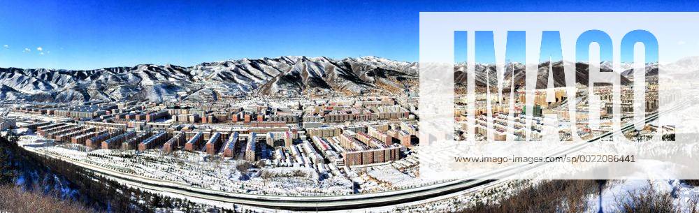Olympia 2022, Fotostory Ski-Resort Zhangjiakou Panoramic view of snow-blanketed Chongli county, Zhangjiakou city, north China s Hebei province, 4 December 2015. Having competed at the Winter Olympics twice since 2010, Norwegian snowboarder Stale Sandbech is familiar with world-class ski resorts. But the experience of training at the Genting Resort Secret Garden in Zhangjiakou, Hebei province, went beyond his expectations. As a proposed venue for snow sports in Beijing s 2022 Olympics plan, Secret Garden, a ski and tourism complex in Zhangjiakou s Chongli county, about 220 kilometers northwest of Beijing, has finished the initial design for freestyle skiing and snowboarding, and will cooperate with foreign event and resort operators to complete the rest of its facilities to high standards, the resort announced last week. The two snow events will be held on refurbished trails and at a new snowboard park designed by Ecosign, a Canadian resort-planning company that served the 2010 and 2014 Winter Olympics. The park will have Asia s biggest half-pipe and International Ski Federation-standard slopestyle courses, according to the resort s plan. Ski resort in Zhangjiakou on track for world-class status 20151207_14836