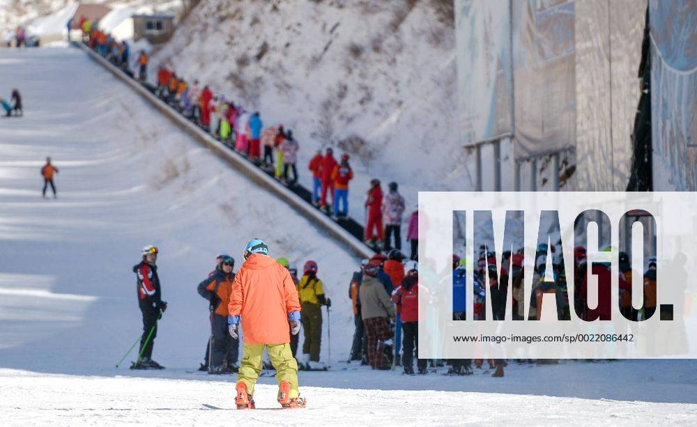 Olympia 2022, Fotostory Ski-Resort Zhangjiakou People line up to take an escalator to go uphill to enjoy skiing at a ski resort in Chongli county, Zhangjiakou city, north China s Hebei province, 5 December 2015. Having competed at the Winter Olympics twice since 2010, Norwegian snowboarder Stale Sandbech is familiar with world-class ski resorts. But the experience of training at the Genting Resort Secret Garden in Zhangjiakou, Hebei province, went beyond his expectations. As a proposed venue for snow sports in Beijing s 2022 Olympics plan, Secret Garden, a ski and tourism complex in Zhangjiakou s Chongli county, about 220 kilometers northwest of Beijing, has finished the initial design for freestyle skiing and snowboarding, and will cooperate with foreign event and resort operators to complete the rest of its facilities to high standards, the resort announced last week. The two snow events will be held on refurbished trails and at a new snowboard park designed by Ecosign, a Canadian resort-planning company that served the 2010 and 2014 Winter Olympics. The park will have Asia s biggest half-pipe and International Ski Federation-standard slopestyle courses, according to the resort s plan. Ski resort in Zhangjiakou on track for world-class status 20151207_14837