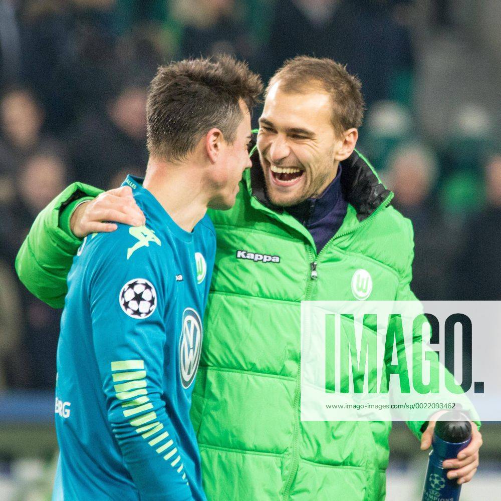 Fußball, UEFA Champions League, VfL Wolfsburg - Manchester United ManU v.l. Diego Benaglio (Wolfsburg; Kapitän, captain, Stammtorwart, Stammtorhüter) und Bas Dost (Wolfsburg) Jubel, Torjubel, Freude, Emotion, Torerfolg, Aktion, action, goal, goal celebration, celebrates.
