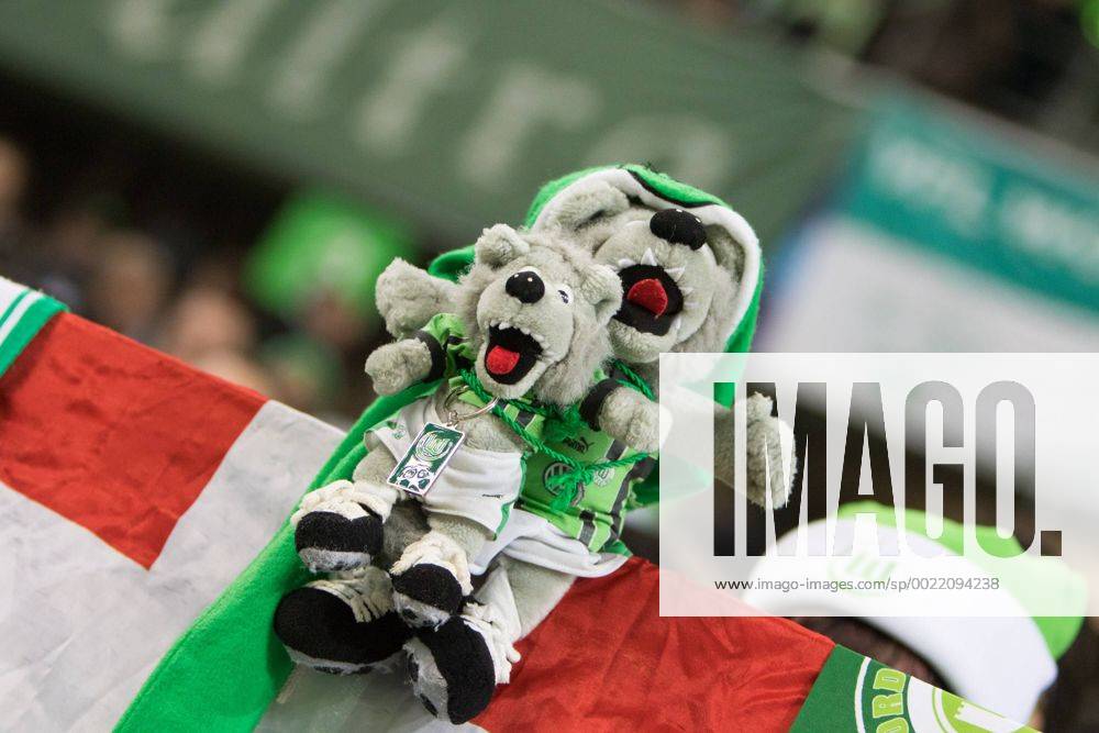 Fußball, UEFA Champions League, VfL Wolfsburg - Manchester United ManU Detail, Symbolfoto, Symbolbild, Wölfe, Wölfi, Maskottchen, Kuscheltier, Stofftier.