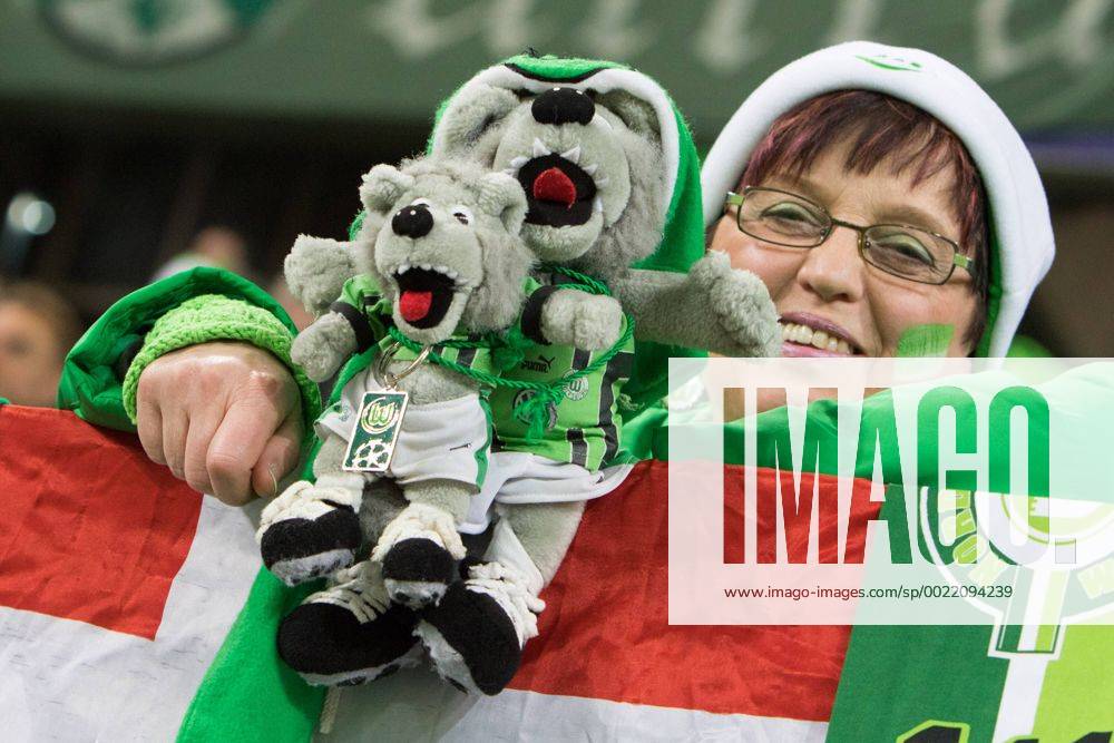 Fußball, UEFA Champions League, VfL Wolfsburg - Manchester United ManU Frau mit Stofftieren. Fans, Unterstützung, Support.