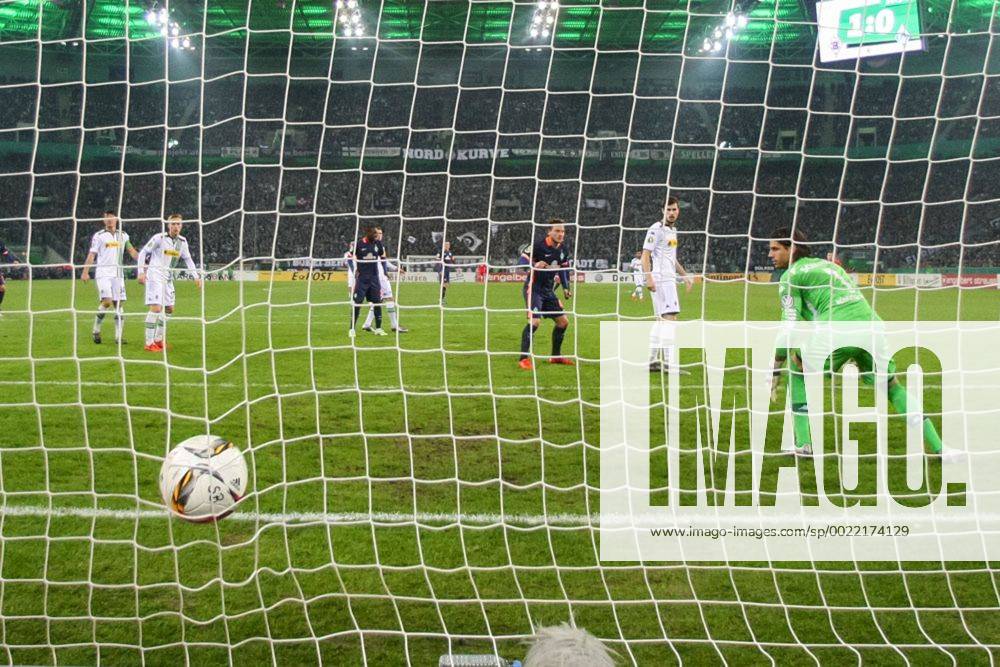 Moenchengladbach Torwart Yann Sommer (Borussia Moenchengladbach 1) bei Tor zum 1:1 durch Janek Sternberg (SV Werder Bremen 37 - nicht im Bild) beim DFB-Pokal Achtelfinal Spiel zwischen Borussia Moenchengladbach und dem SV Werder Bremen am 15.12.2015,
